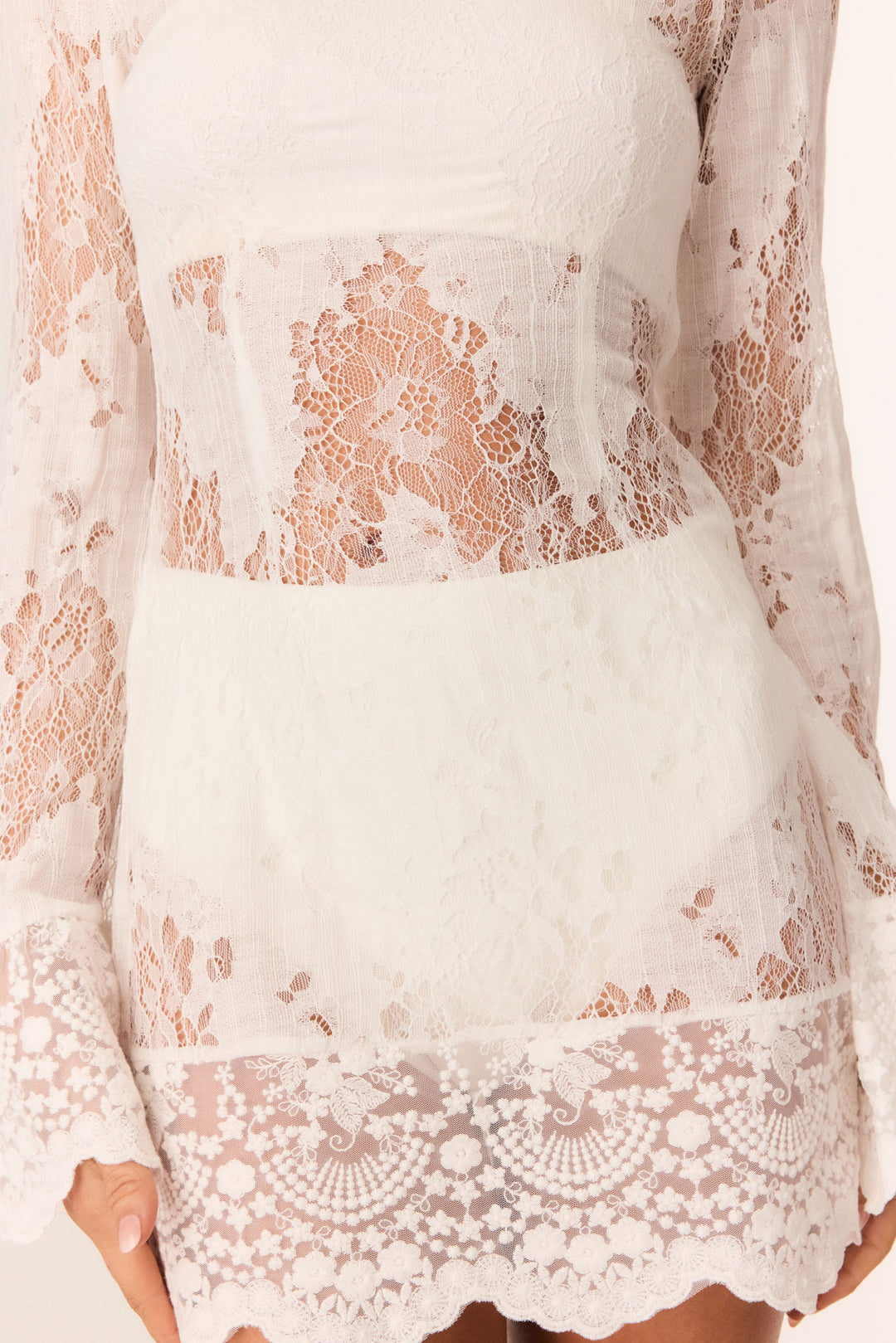 Vestido mini de renda com gola subida e mangas à boca de sino