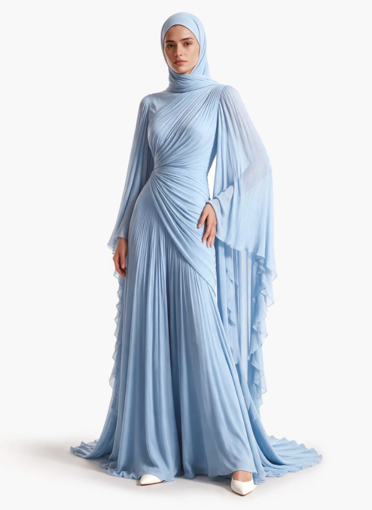 Élégante robe longue en mousseline plissée à col montant et manches cape