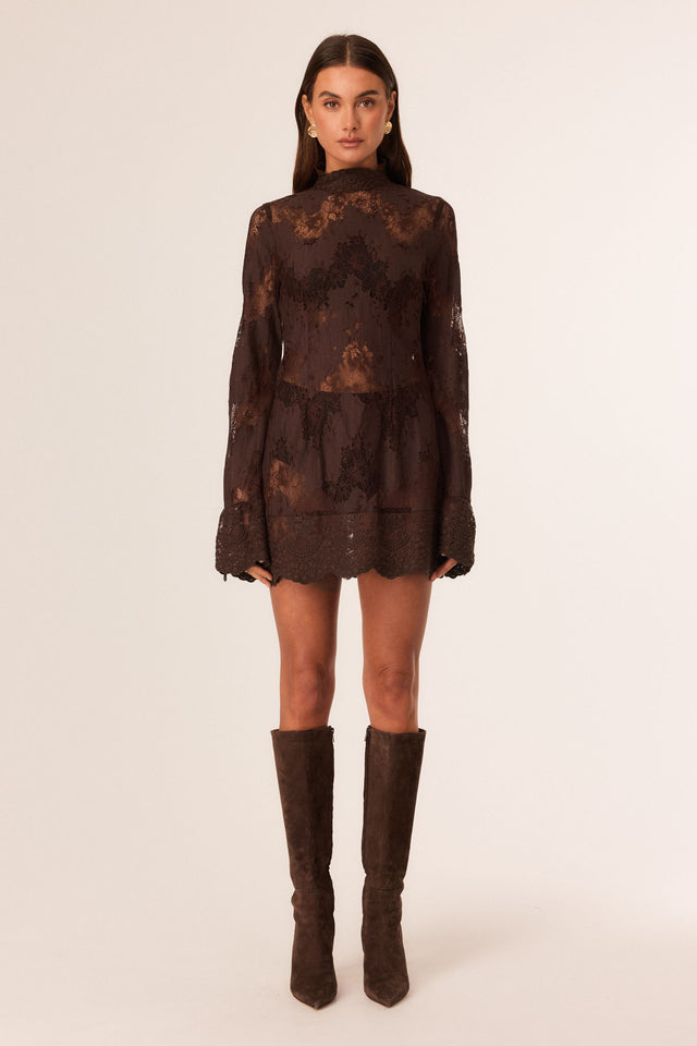 Vestido mini de renda com gola subida e mangas à boca de sino