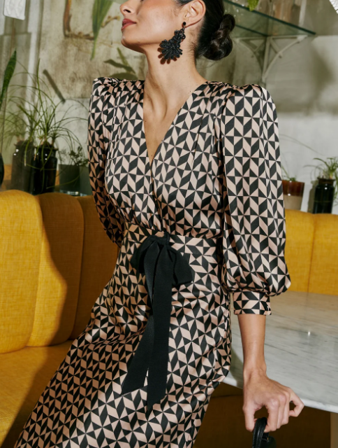 Vestido midi de cetim com estampado geométrico, decote em V, mangas tufadas, cinto de atar à cintura e cauda de sereia, ideal para cocktails