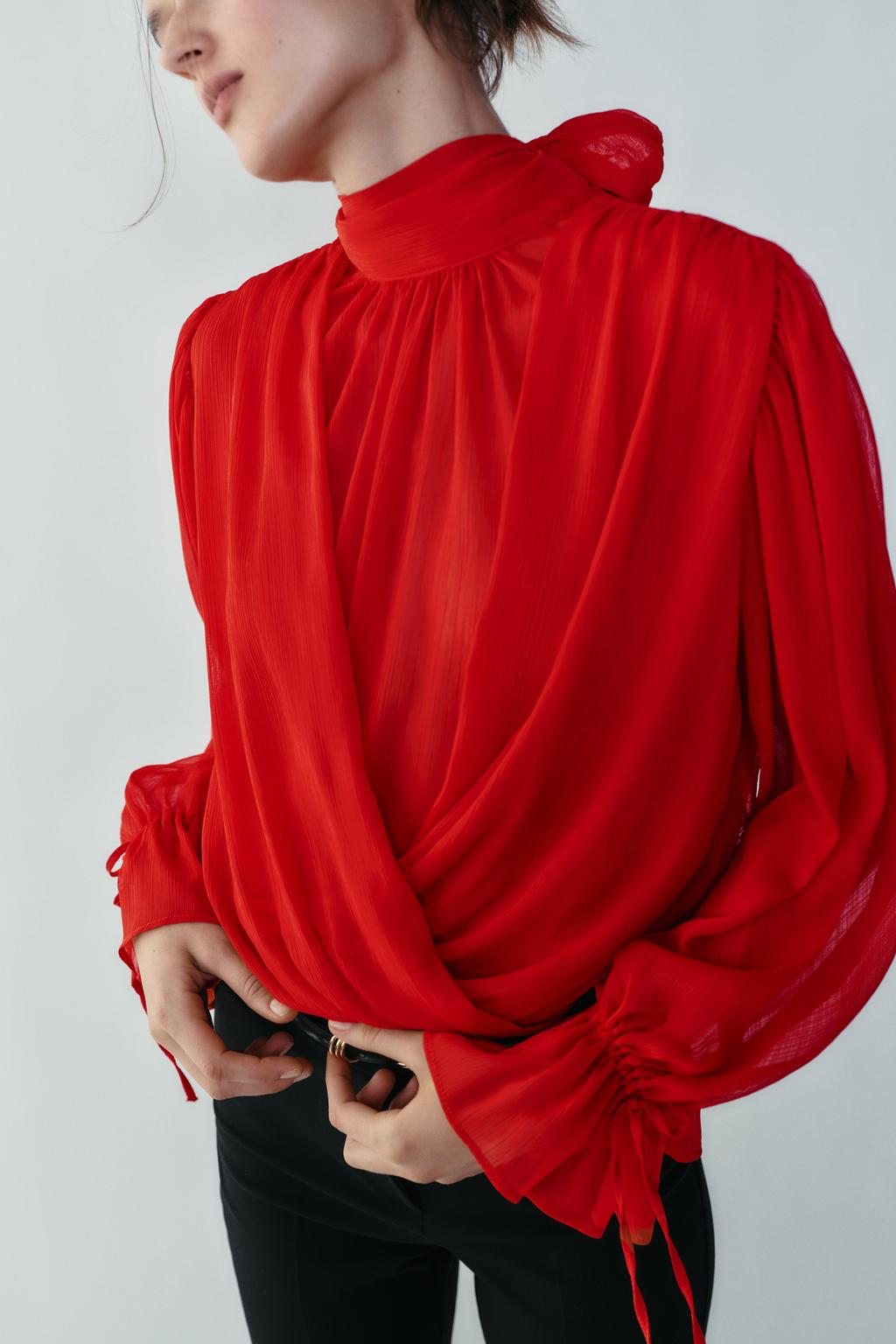 Conjunto de 2 peças: blusa drapeada de gola subida e calças de perna larga