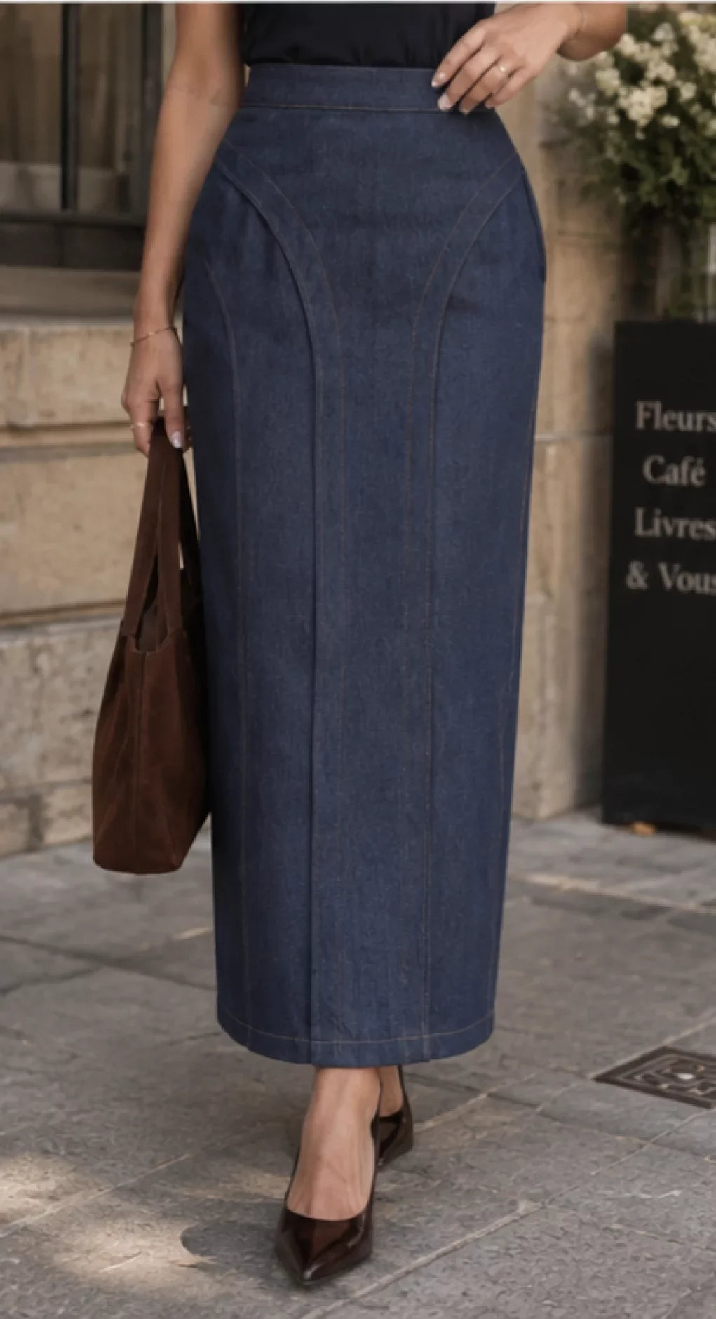 Completo due pezzi da donna in denim blu scuro, composto da giacca con cintura e gonna lunga
