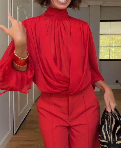 Conjunto de 2 peças: blusa drapeada de gola subida e calças de perna larga