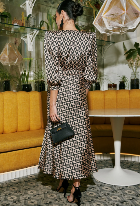 Vestido midi de cetim com estampado geométrico, decote em V, mangas tufadas, cinto de atar à cintura e cauda de sereia, ideal para cocktails