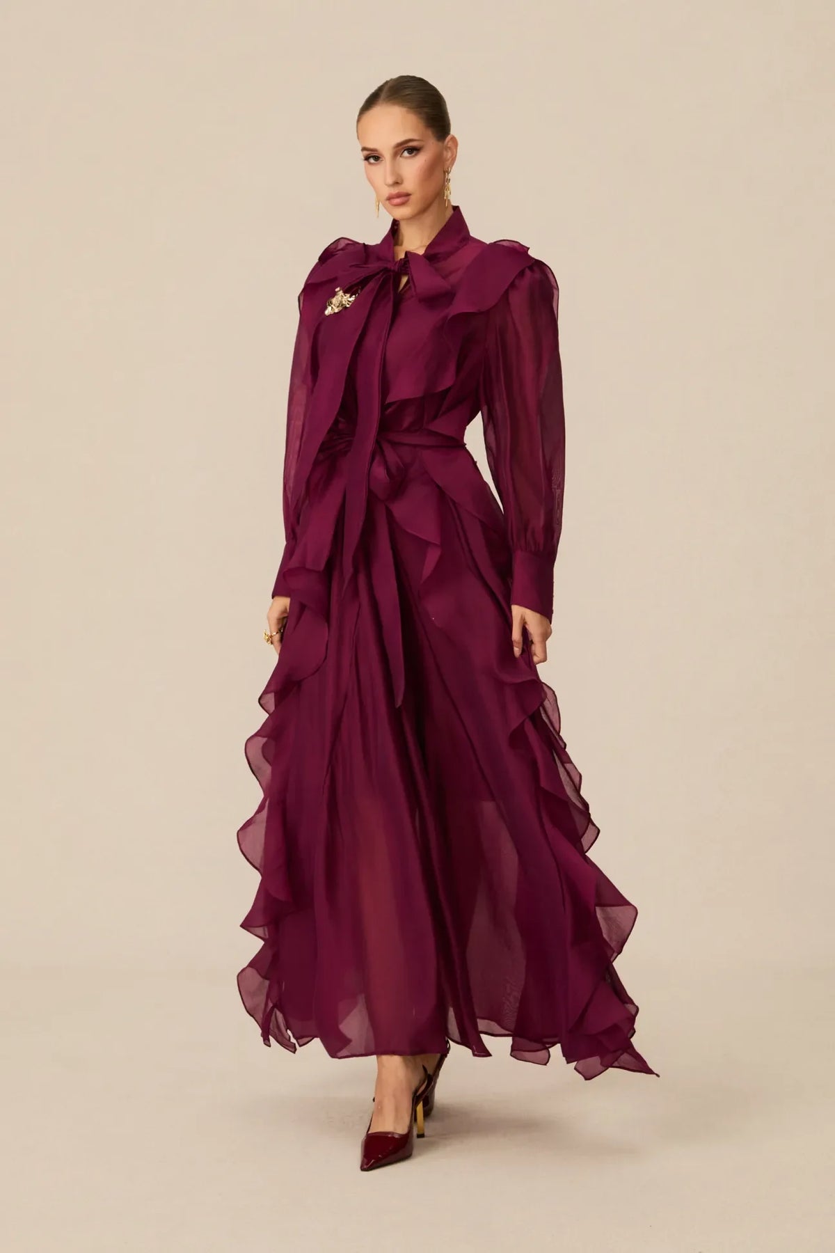 Vestido comprido cor de vinho em chiffon, com folhos, laço no pescoço e mangas compridas