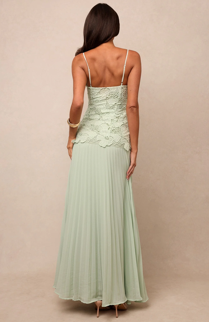Vestido largo color verde menta con corpiño de encaje, falda de gasa plisada y tirantes finos