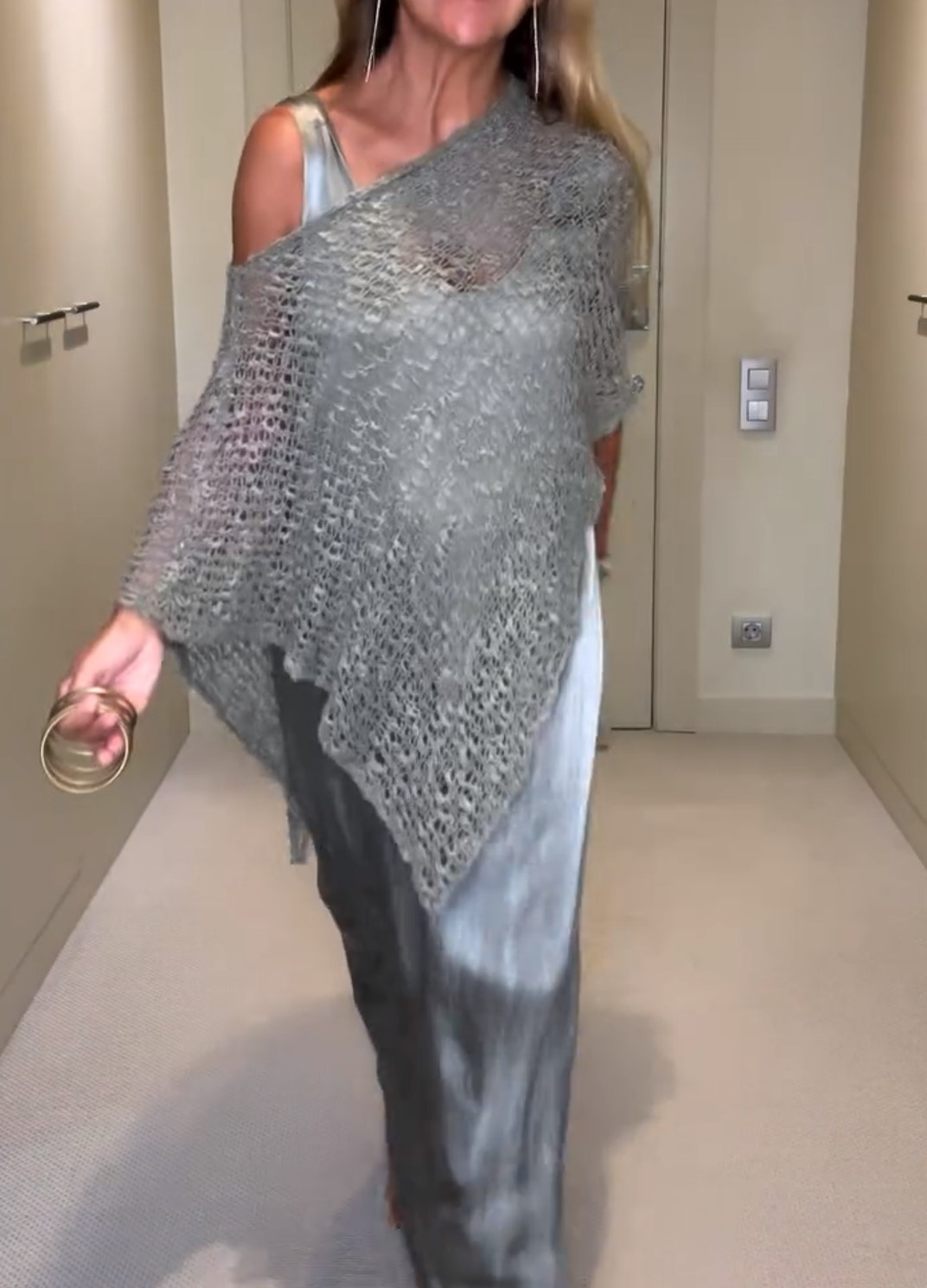 Vestido largo plisado con capa superpuesta de punto calado