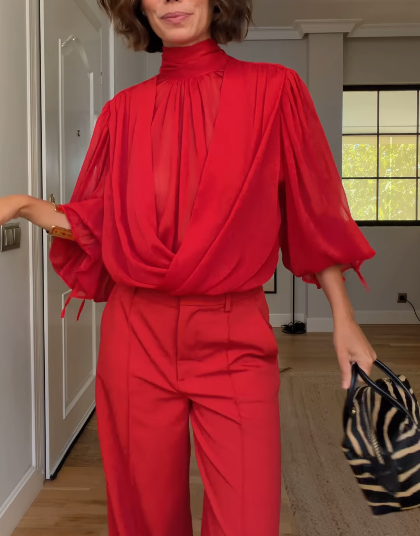Conjunto de 2 peças: blusa drapeada de gola subida e calças de perna larga