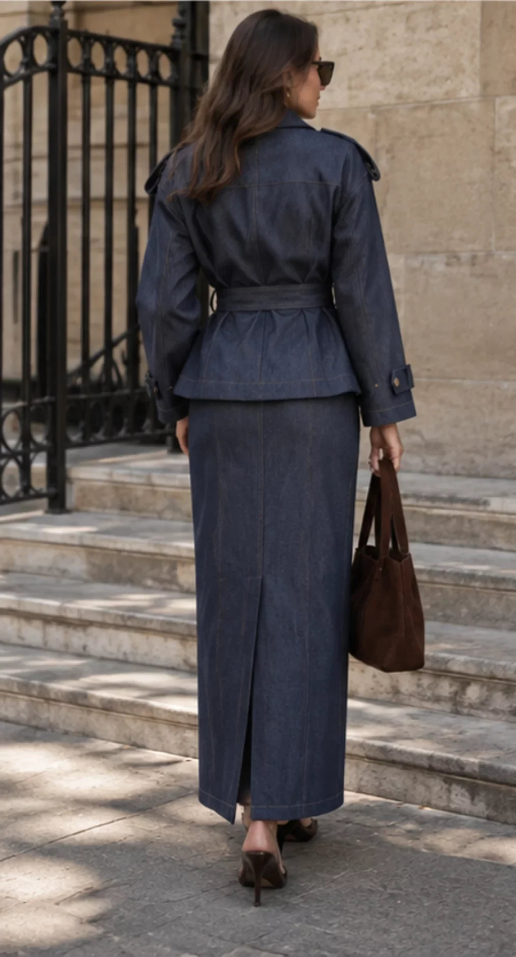 Completo due pezzi da donna in denim blu scuro, composto da giacca con cintura e gonna lunga