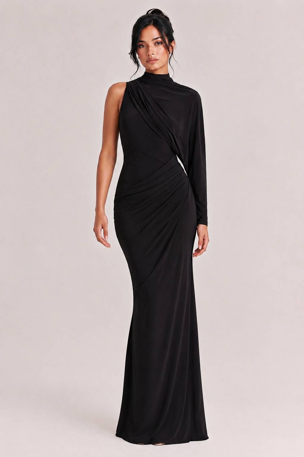 Elegantes asymmetrisches Maxikleid mit einem Ärmel und Drapierung