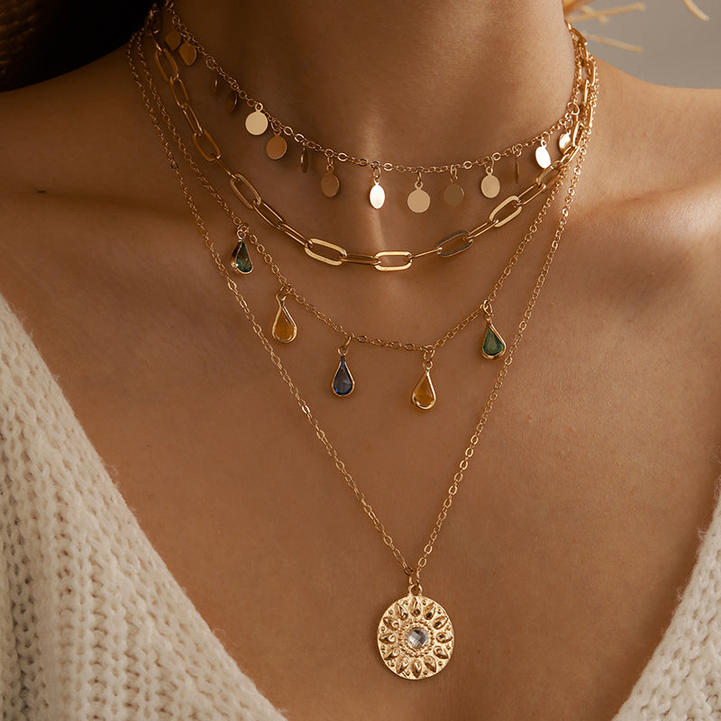 Collana con pendente di cristalli colorati e paillettes a più strati