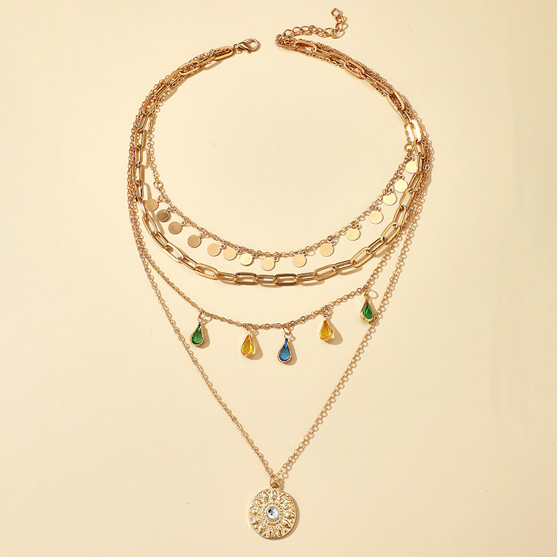 Collana con pendente di cristalli colorati e paillettes a più strati