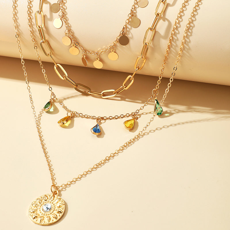 Collana con pendente di cristalli colorati e paillettes a più strati