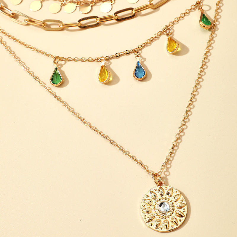 Collana con pendente di cristalli colorati e paillettes a più strati