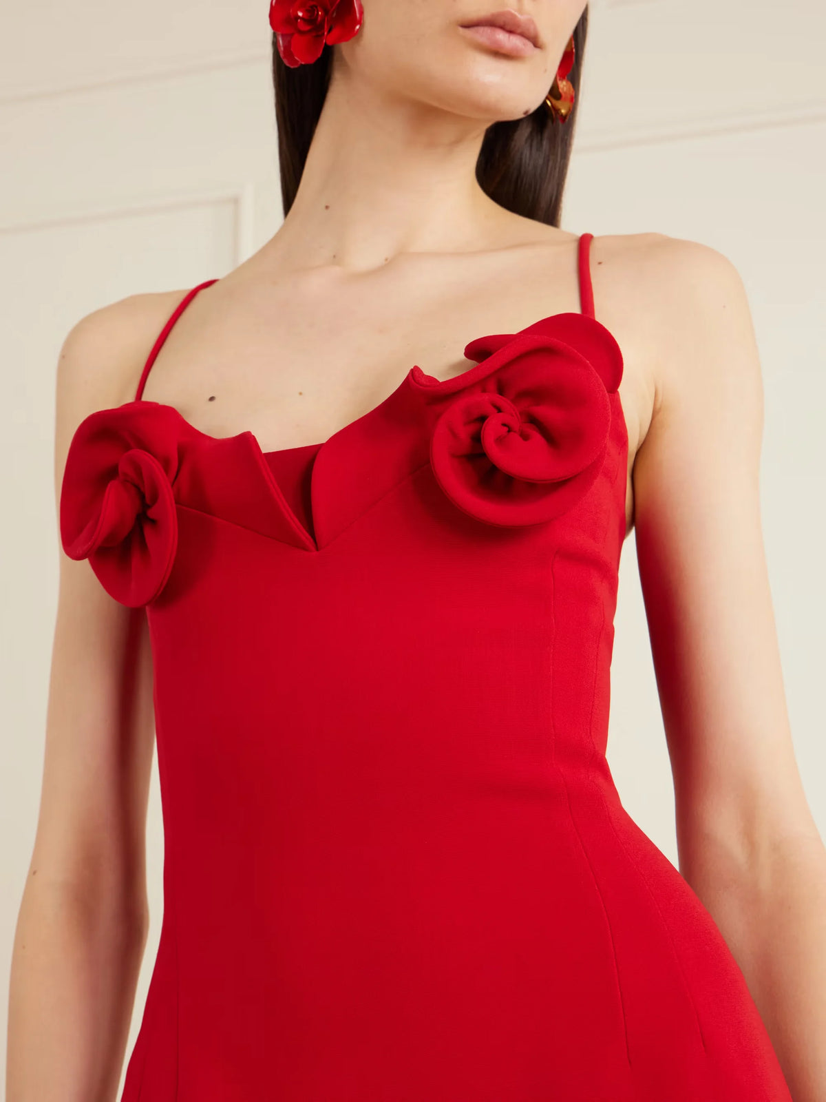 Vestido maxi vermelho justo, com roseta, decote coração e alças finas