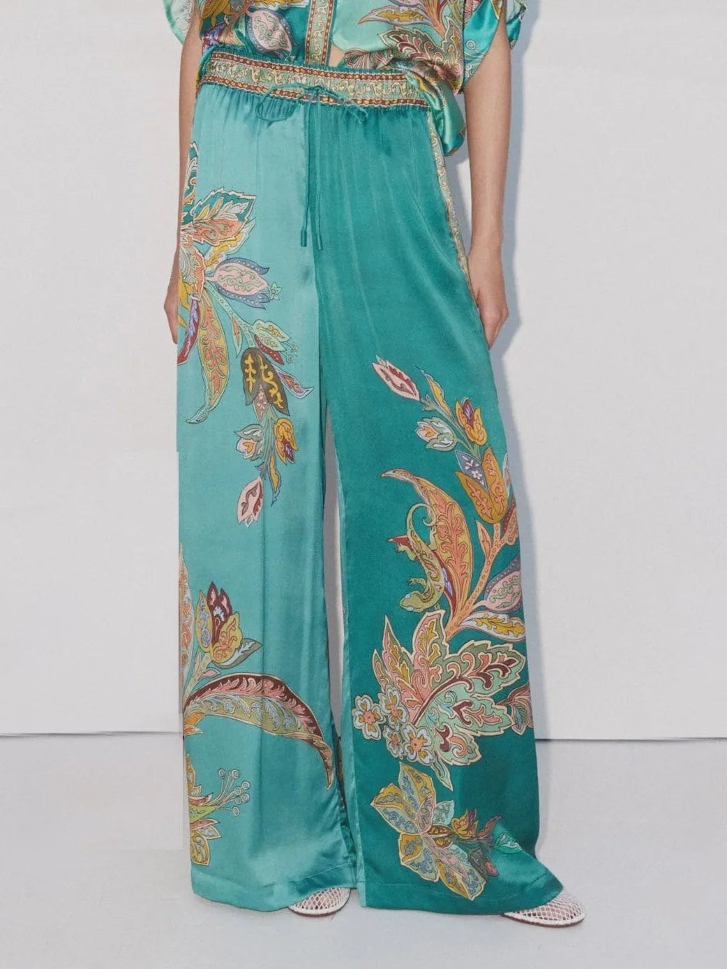 Einzigartiges lockeres zweiteiliges Set aus Satin mit botanischem Blumenprint